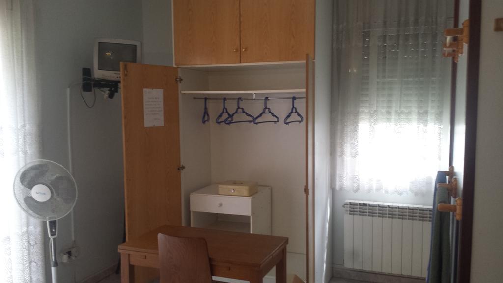 Hostal Porta De Ferro Sant Boi de Llobregat Exteriör bild