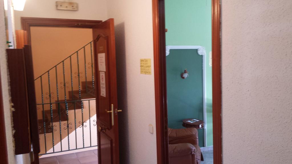 Hostal Porta De Ferro Sant Boi de Llobregat Exteriör bild