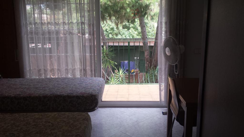 Hostal Porta De Ferro Sant Boi de Llobregat Exteriör bild