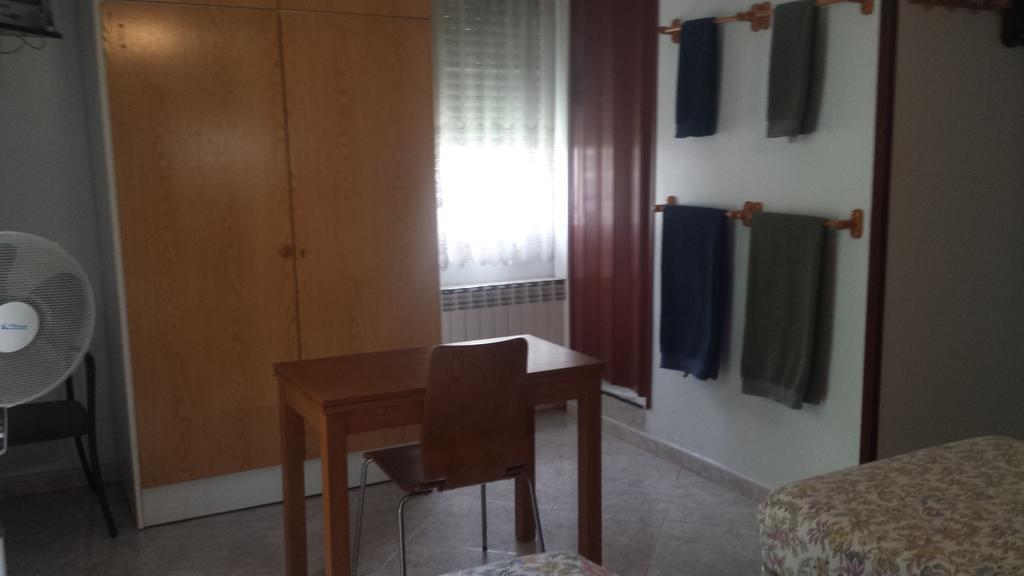 Hostal Porta De Ferro Sant Boi de Llobregat Exteriör bild