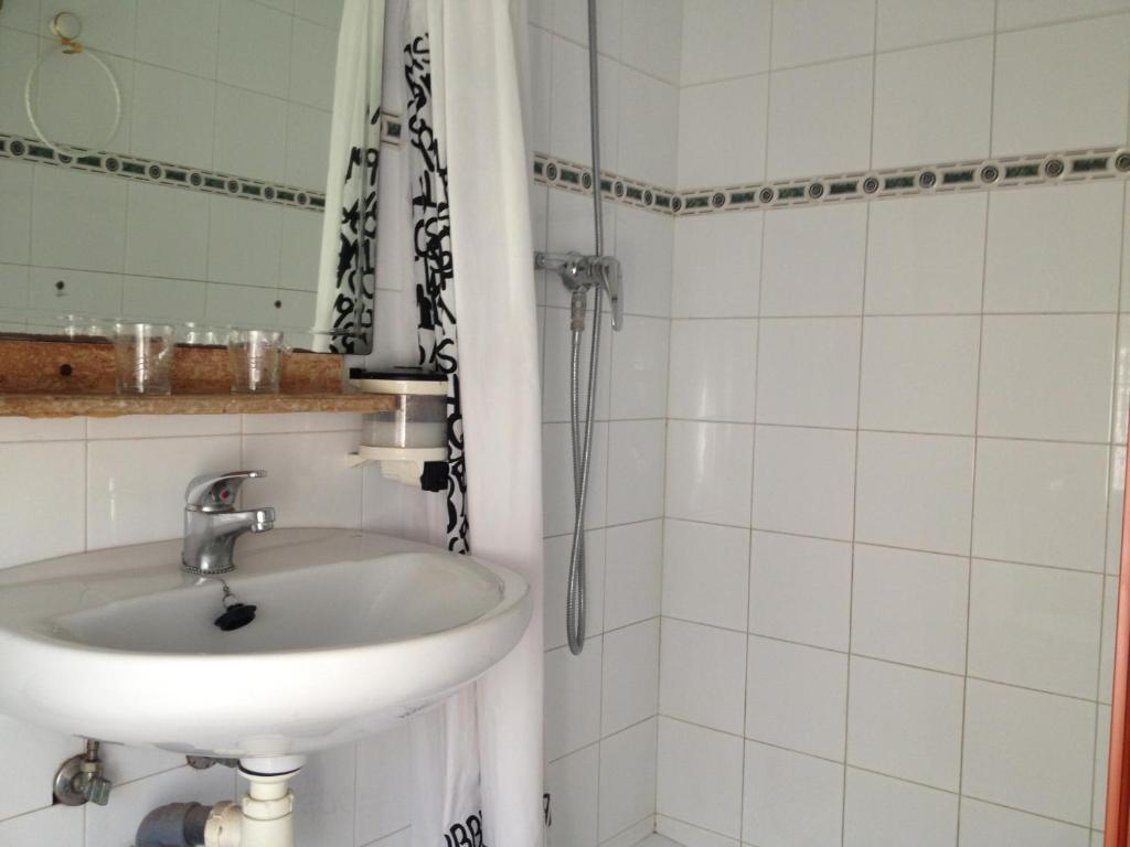 Hostal Porta De Ferro Sant Boi de Llobregat Exteriör bild