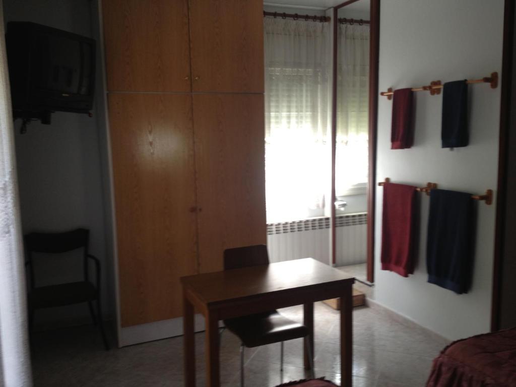 Hostal Porta De Ferro Sant Boi de Llobregat Exteriör bild