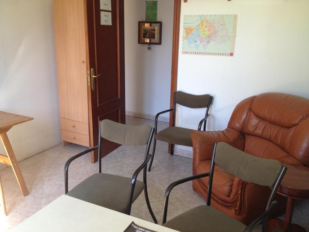 Hostal Porta De Ferro Sant Boi de Llobregat Exteriör bild