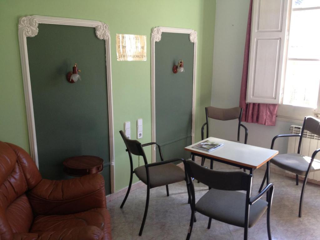 Hostal Porta De Ferro Sant Boi de Llobregat Exteriör bild