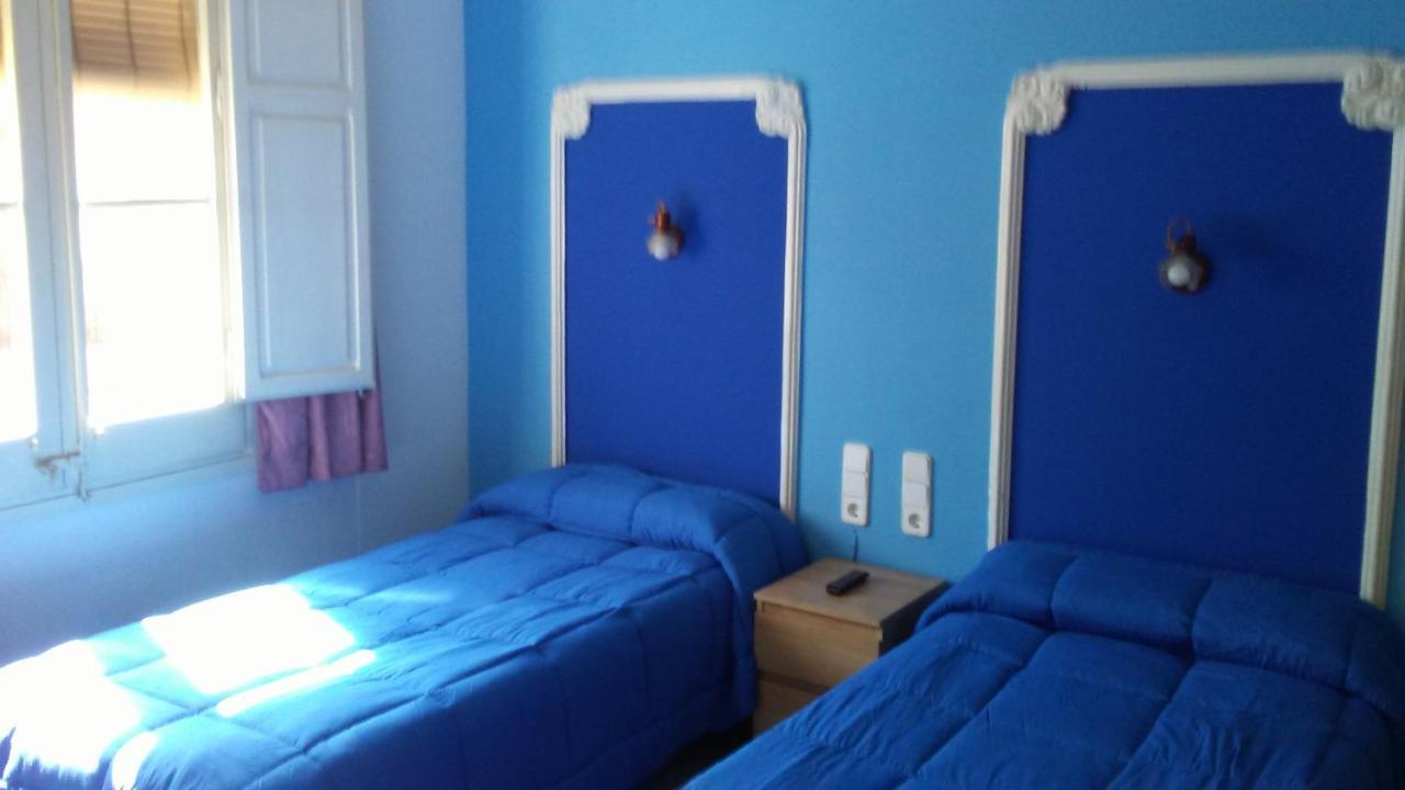 Hostal Porta De Ferro Sant Boi de Llobregat Exteriör bild