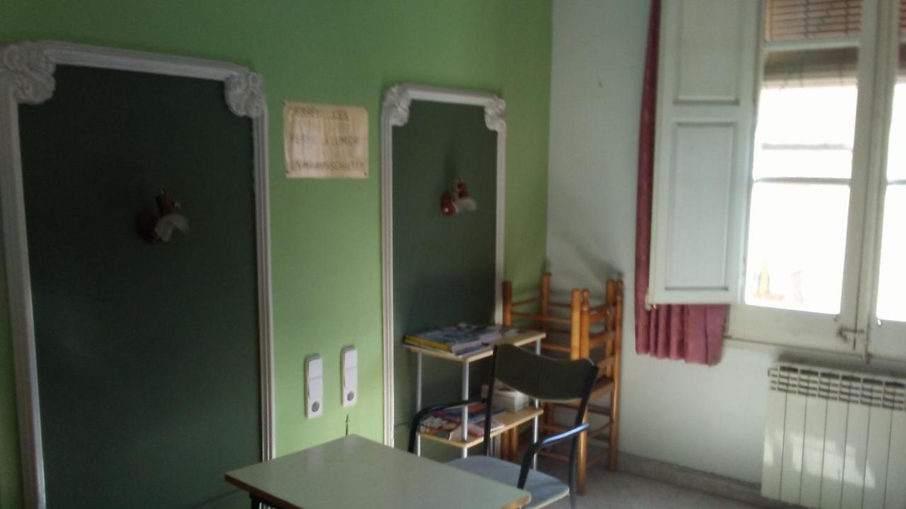 Hostal Porta De Ferro Sant Boi de Llobregat Exteriör bild