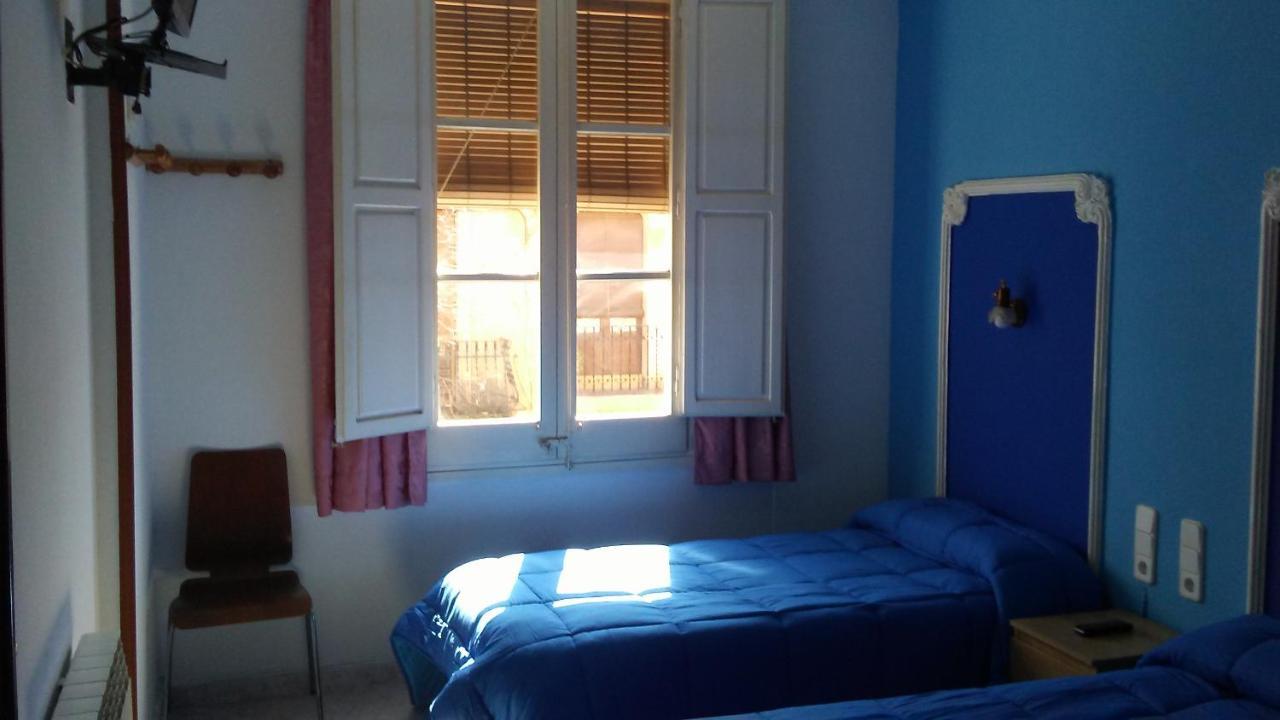 Hostal Porta De Ferro Sant Boi de Llobregat Exteriör bild