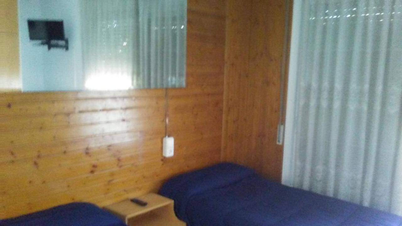 Hostal Porta De Ferro Sant Boi de Llobregat Exteriör bild