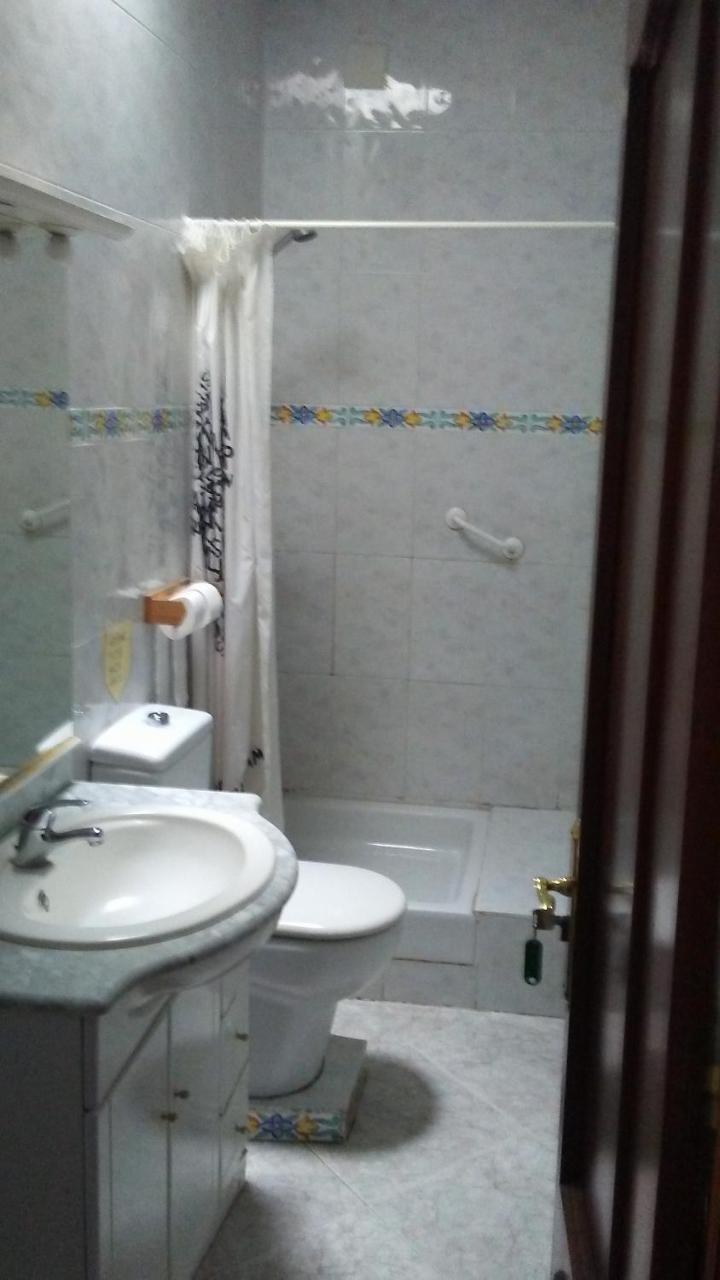 Hostal Porta De Ferro Sant Boi de Llobregat Exteriör bild