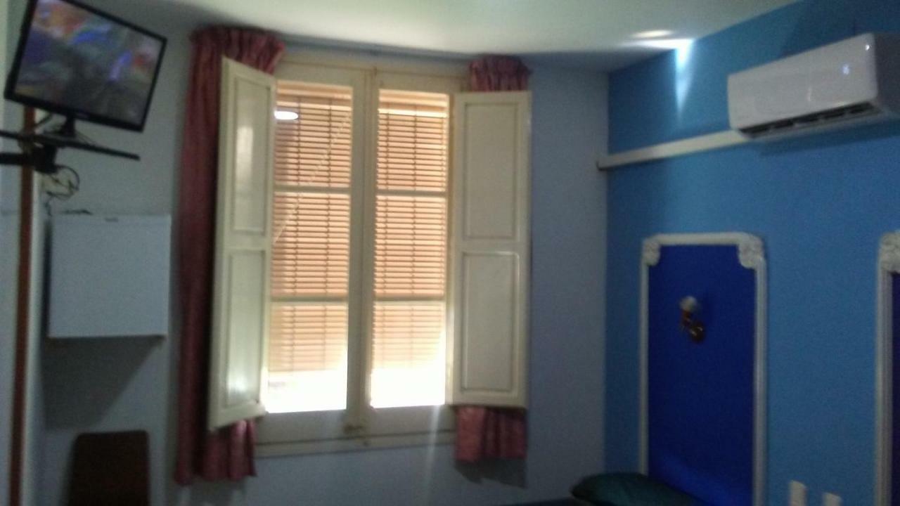 Hostal Porta De Ferro Sant Boi de Llobregat Exteriör bild